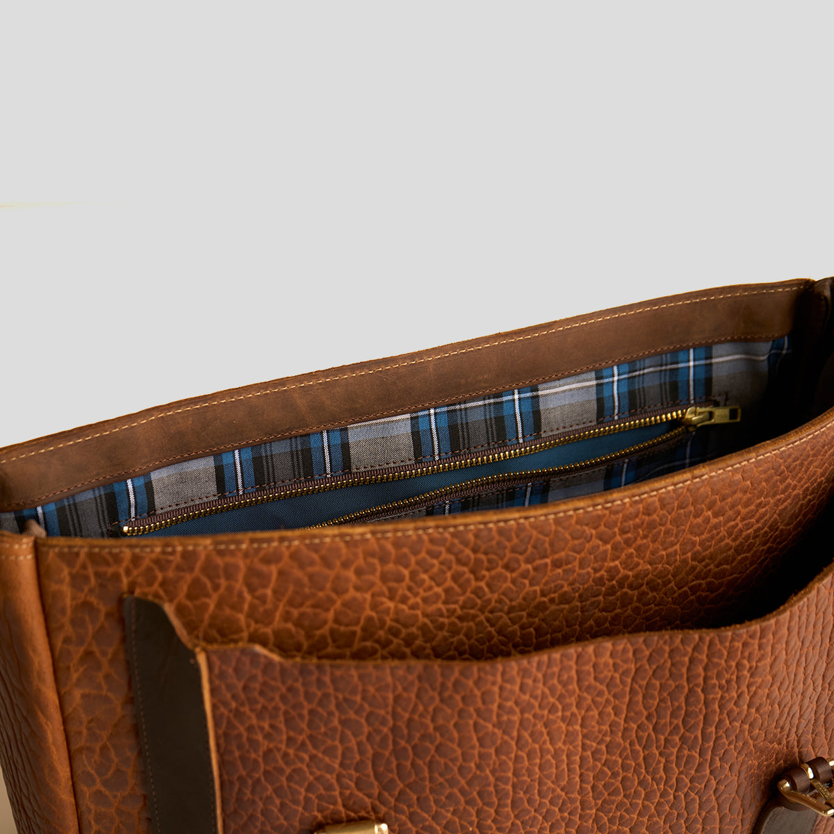 No.935 CEO MESSENGER | Bison Walnut