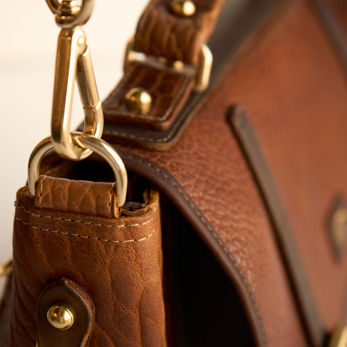 No.935 CEO MESSENGER | Bison Walnut