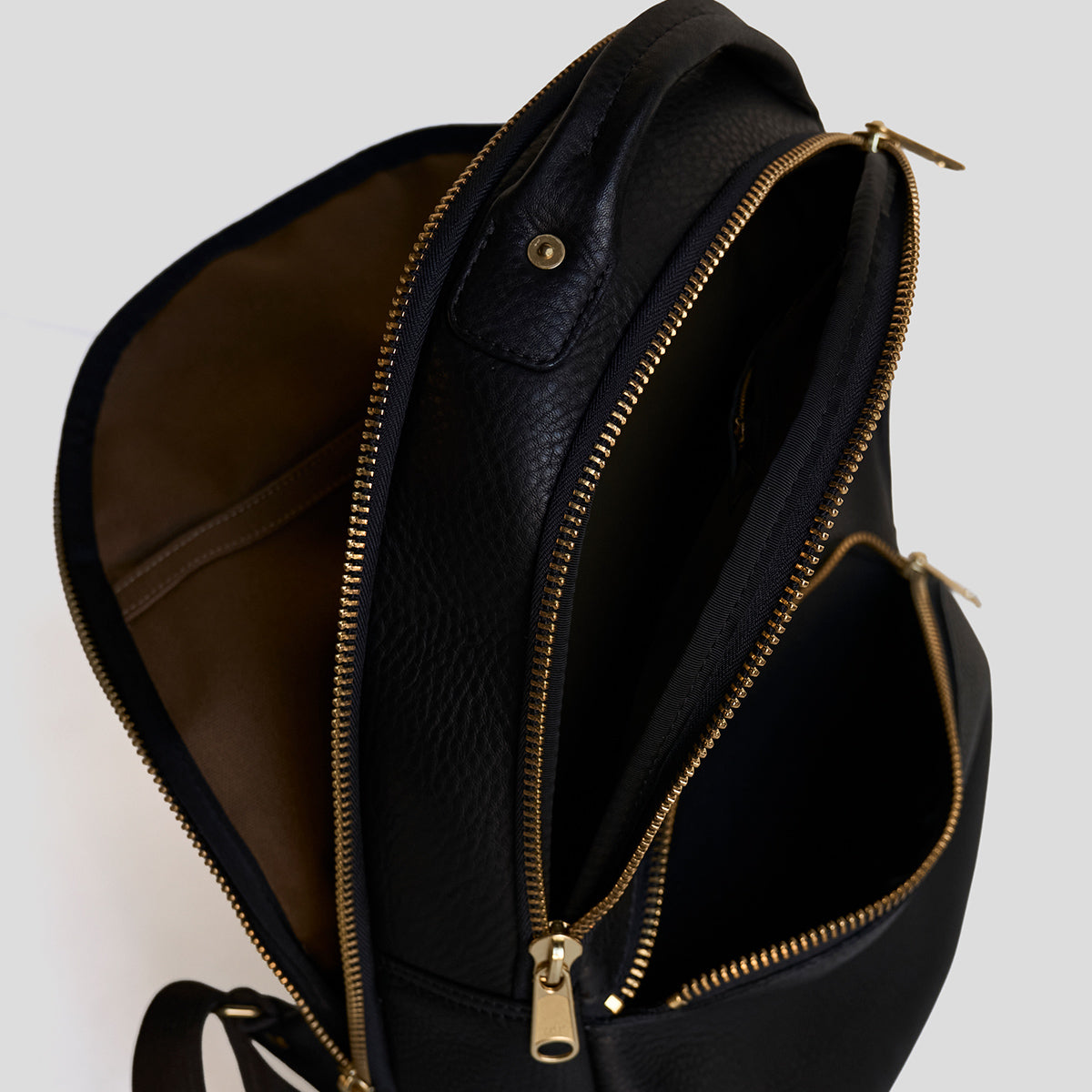 No.950 Clark II Backpack | Olive-Tanned Black Bullhide